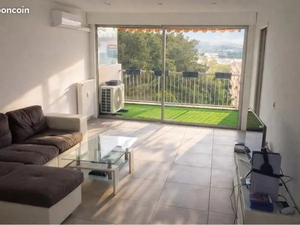 Appartement 4 pièces lumineux avec terrasse, vue dégagée et piscine