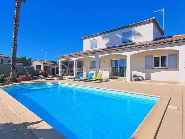 Villa traditionnelle avec garage et pisicine