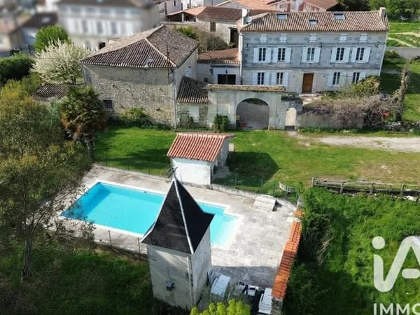 Maison 8 pièces 260 m²