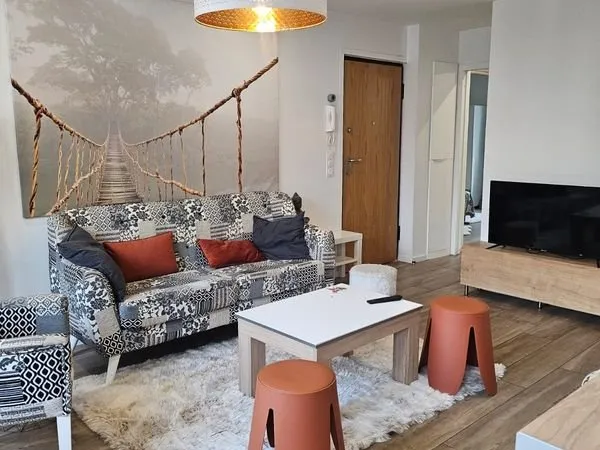 Appartement entièrement rénové, lumineux, 3 chambres, balcon et cave - Proche quais / Cité du Vin