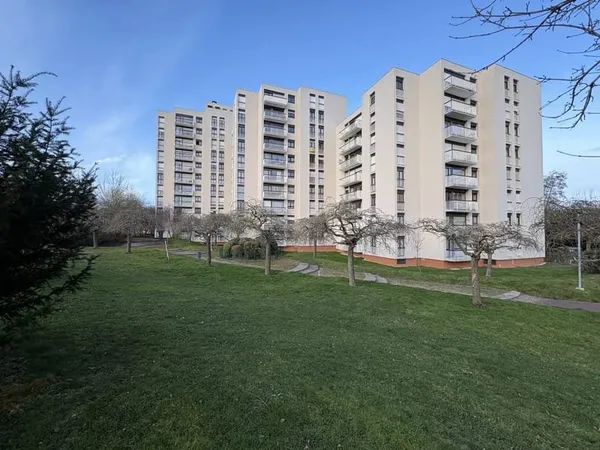 Appartement 4 Pièces avec 2 chambres. Tout à pied. Gare routière à proximité.