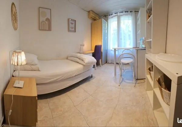 Chambre indépendante dans résidence