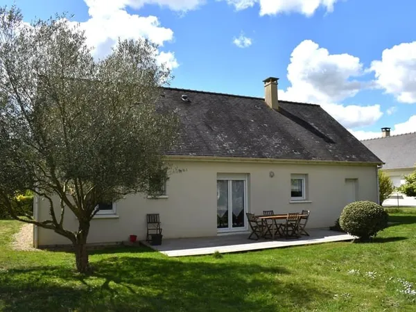 Maison familiale 4 chambres avec jardin, Bouessay