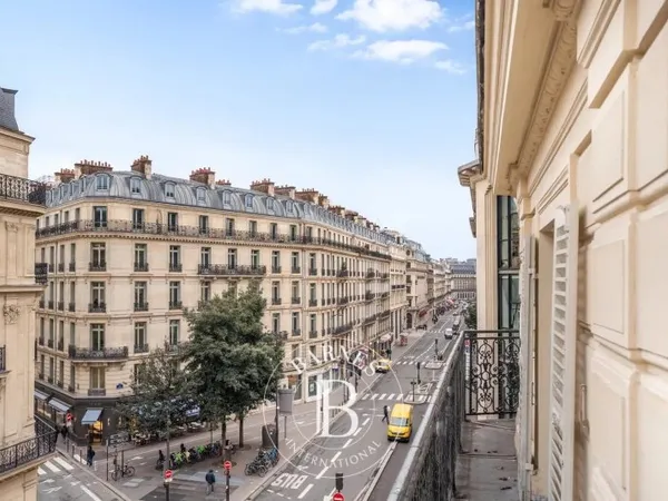 PARIS 9 - RUE LAFFITTE - ETAGE ELEVE - ASCENSEUR - BALCON - 2 CHAMBRES - PLEIN SUD