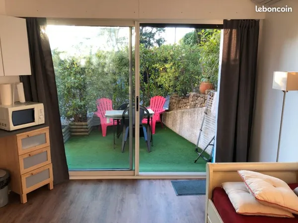 Studio meublé avec terrasse