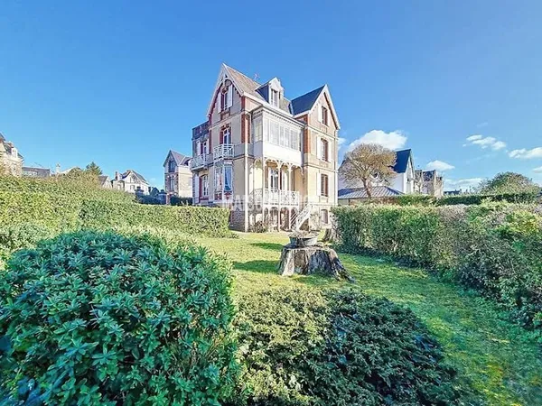 Maison 9 pièces 260 m²