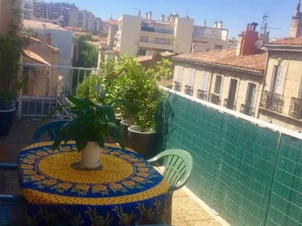Grand T2 avec terrasse et parking sécurisé en sus