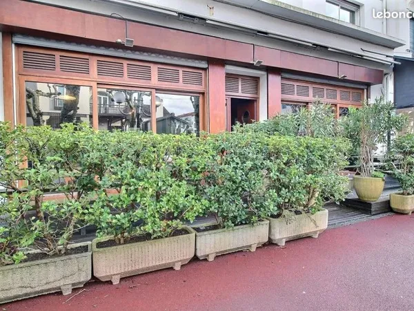 Ensemble immobilier : Local commercial, cour intérieure avec jardin et appartements