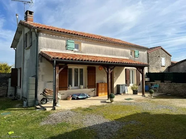 Élégante Maison de Village en Pierre Rénovée avec Dépendance et Jardin