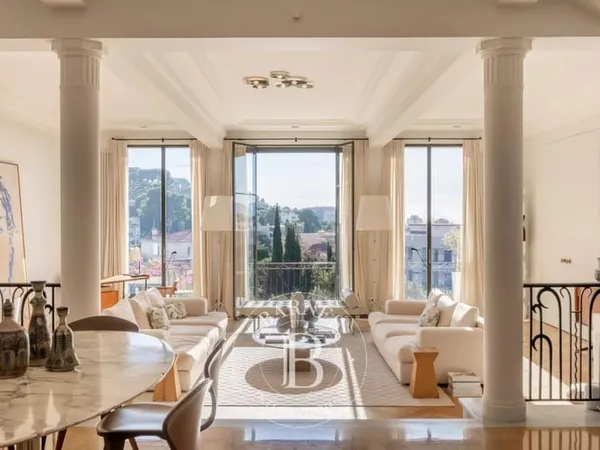 LE CANNET - HÔTEL PARTICULIER AU COEUR DU QUARTIER RESIDENTIEL