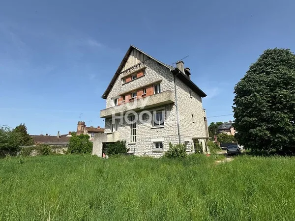 Maison familiale de 200 m2 avec 5 chambres à Dordives et son terrain de 2800 m2.