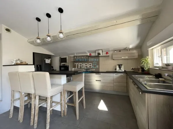 Maison de 216 m2 composée de 2 appartements avec Garage et T
