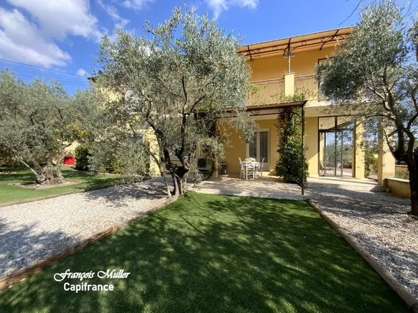 Appartement T4 96 m2 avec jardin au rez-de-chaussée d'une villa