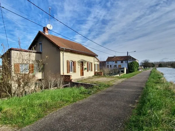 Maison en pierre face au canal, emplacement recherché