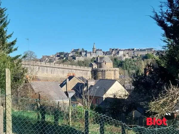 FOUGÈRES - Quartier historique | Maison en pierre avec jardin et vue Château