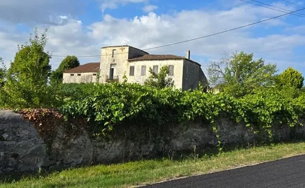 Propriété viticole avec ancien manoir du 15ème siècle, chai, maison d'habitation et dépendances