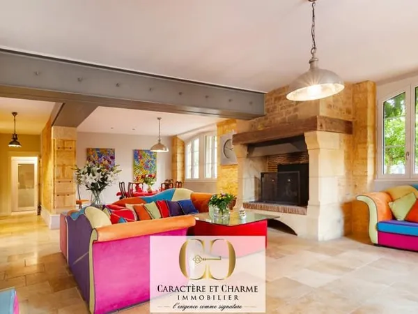 Sarlat. Propriété en pierre 340 m2 habitables - Cour intérieure - Ascenseur - Prestations haut de ga