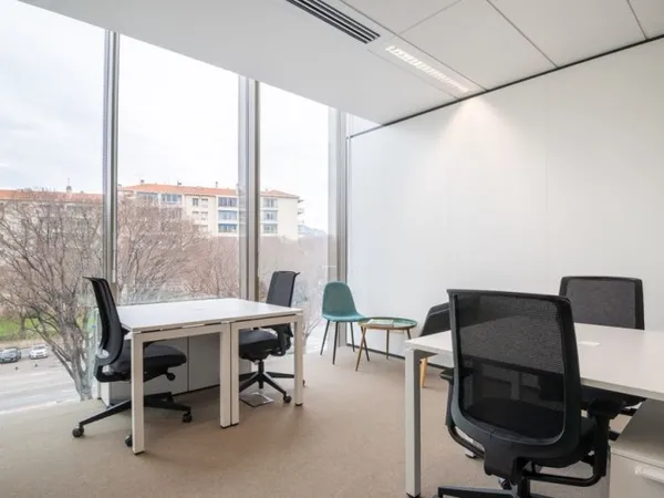 De magnifiques bureaux sur mesure pour 3 personnes à Spaces Shake Building