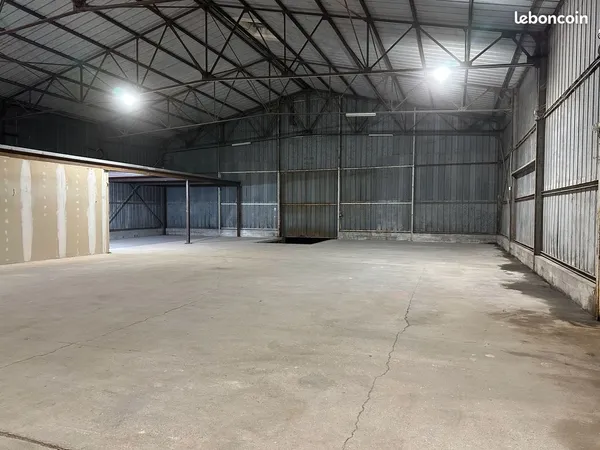 Entrepôt de 300m2 avec mezzanine à Louer / Montsoult