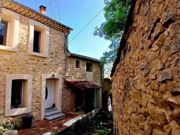 Ancienne grange en pierres entièrement réhabilitée.
