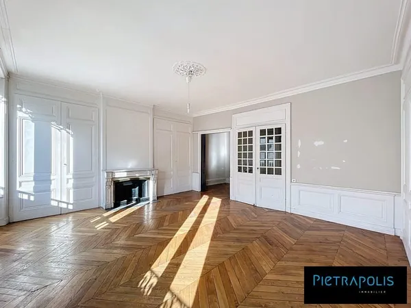 Appartement T3-T4 de 112 m2 à rénover Carnot Ainay