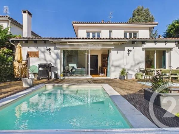 Maison 8 pièces 231 m²