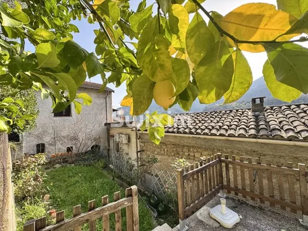 CONTES - MAISON DE VILLAGE AVEC JARDIN