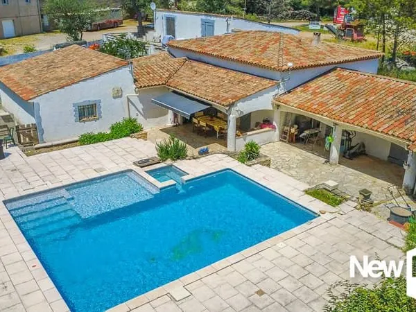 Tourrettes_ Propriété d'environ 200 m² avec piscine et deux appartements indépendants