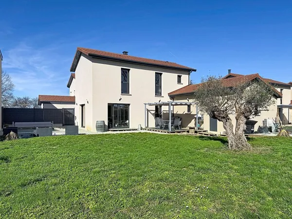 Maison moderne sur la commune de Beligneux , piscine , terrain, garage, 3 chambres