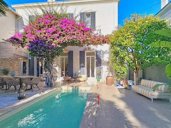 GOLFE JUAN : MAGNIFIQUE MAISON 5 PIECES AVEC PISCINE