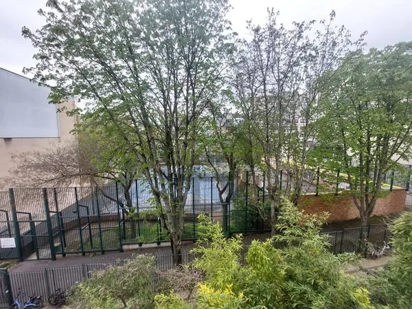 DERNIER ETAGE AVEC COMBES ET CAVE;