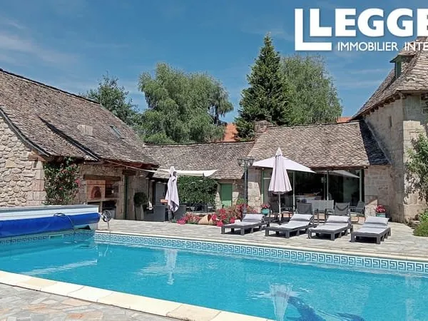 Au calme, grand domaine de caractère magnifiquement rénové. Dépendances, piscine, puits, vue excepti