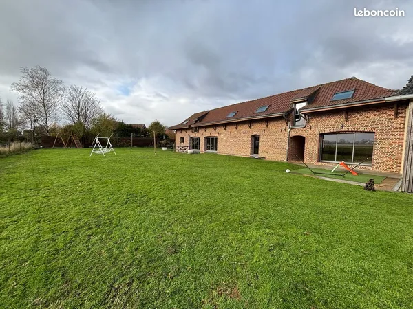Ferme au carré : Maison rénovée 240 m2 + Maison annexe à rénover 220 m2 + Dépendance