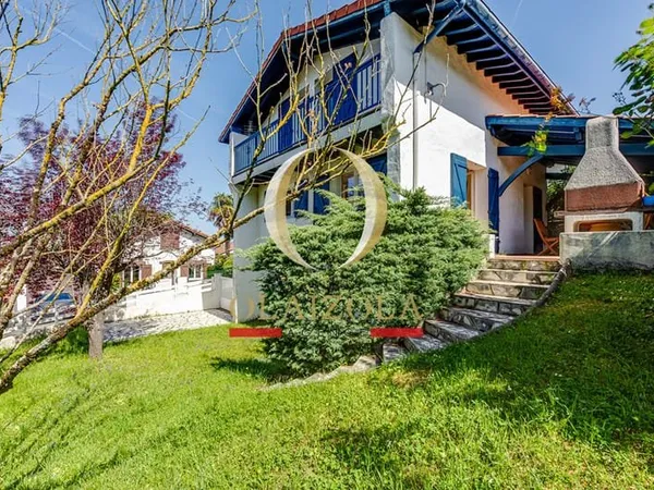 SAINT JEAN DE LUZ - Maison avec terrasse et sous-sol complet dans impasse calme.