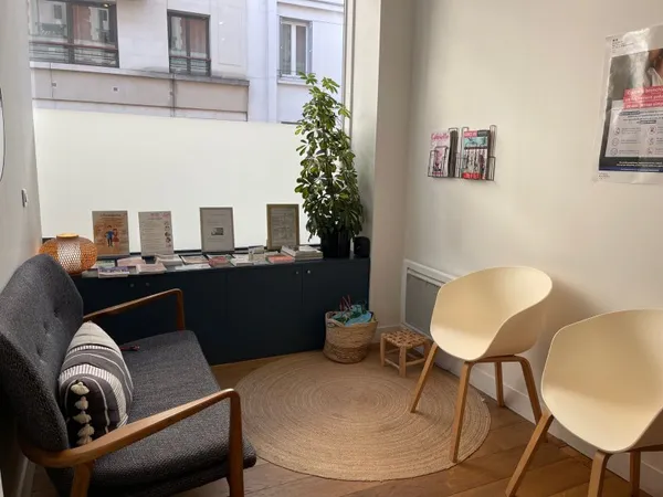 Loue salle de pratique de 14m² avec bureau et table de pratique - 50m²