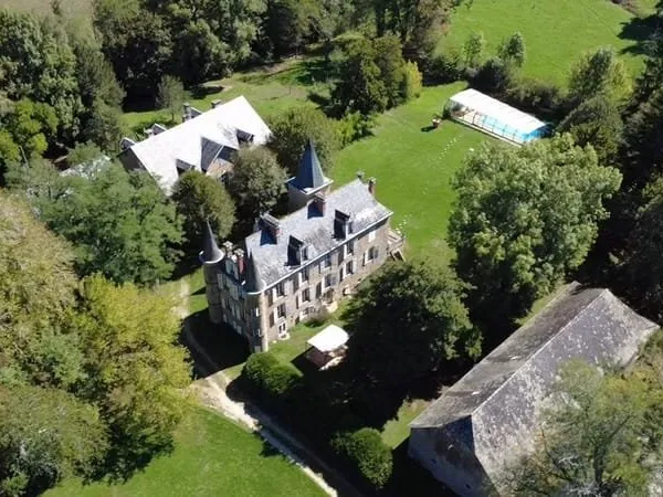 Château XIXe avec maison annexe et 12,5 ha