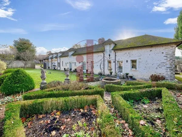 PROCHE FONTAINEBLEAU - SAMOREAU - LONGERE EN PIERRE DE 381 M² avec JARDIN de 2.951 m²