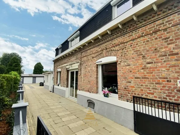 Charmante longère 4 chambres avec double garages et jardin