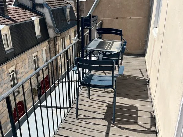 F2cosy et très calme avec balcon en plein centre de la boucle - dernier étage