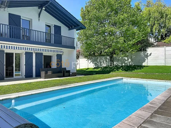 Maison Urrugne avec piscine et grand garage en sous-sol