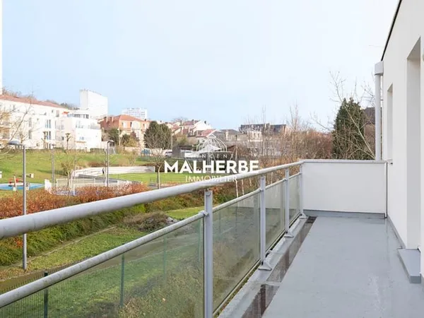 RÉSIDENCE RÉCENTE POUR CET APPARTEMENT AVEC BALCON ET PARKING