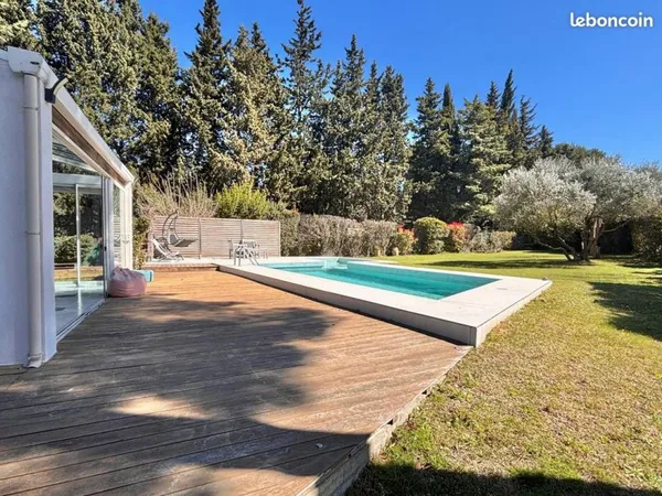 Villa de Plain-Pied 180 m2 sur terrain de 1670 m2 - Calme absolu au pied des Collines Rouges et de l