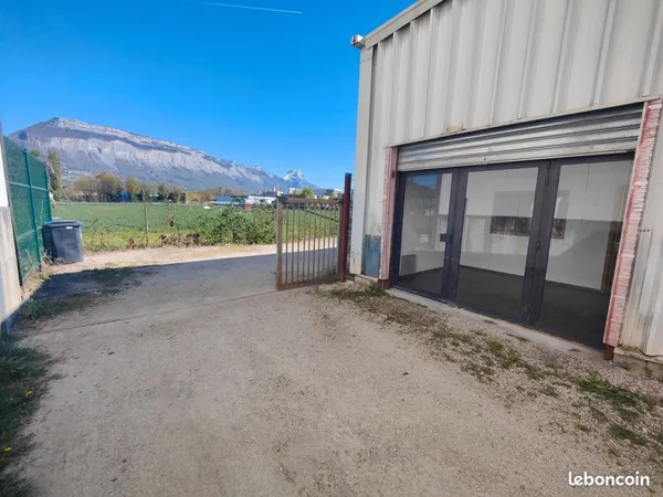 Local 175m² + terrain 180m² entrepot