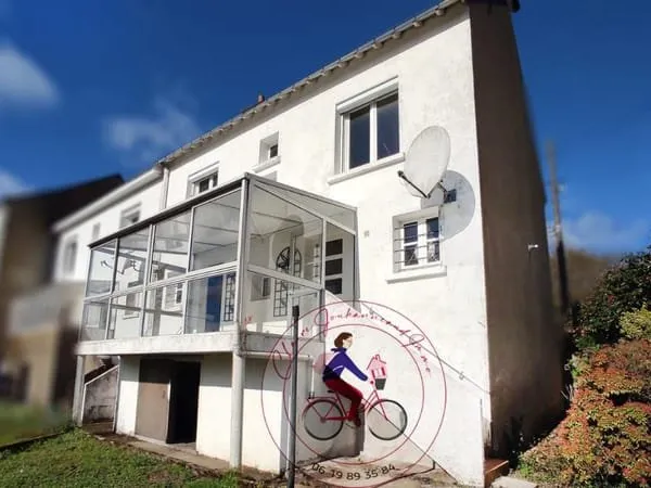Maison à fort potentiel avec jardin et grand garage -