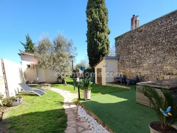 Charente, à Mornac. Maison 99 m², 4 chambres, jardin, terrain clos 930 m² avec garage