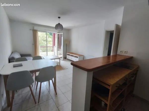 Appartement à loyer Cuisine équipée, salle de bain avec baignoire, salon: table et chaise, meuble de