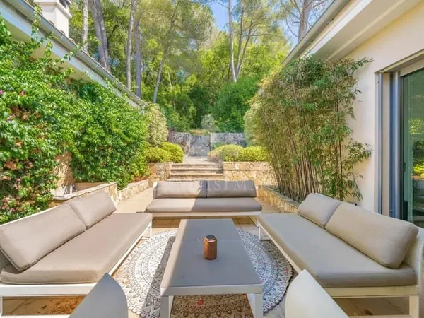Mougins Villa d'exception 408m2 suspendue dans la canopée