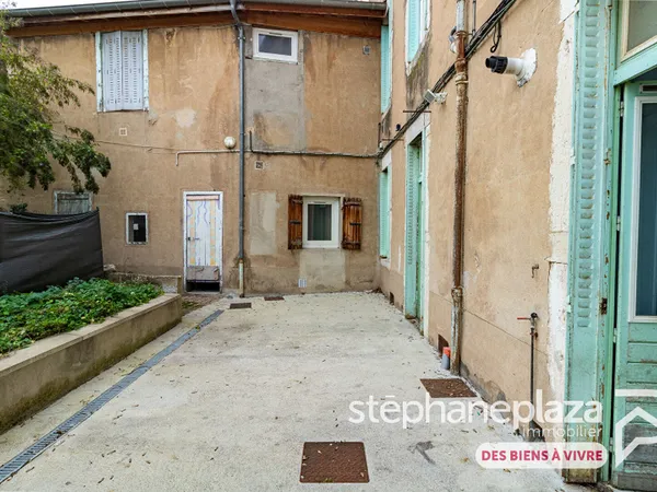 Appartement 5 pièces 106 m² en RDC - terrasse et caves - copro bénévole