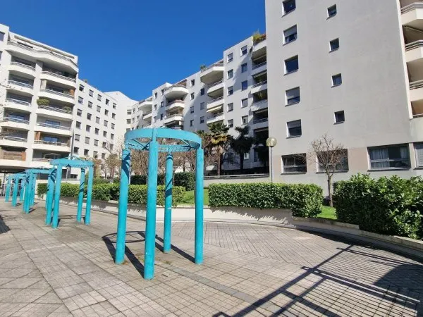 Lyon 6€ - Appartement atypique 70m2 lumineux avec garage et vue sur jardin - Bellecombe/ Brotteaux