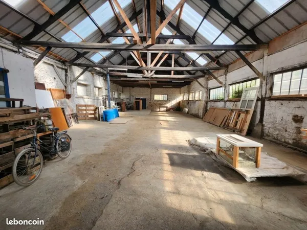 Grande maison avec hangar